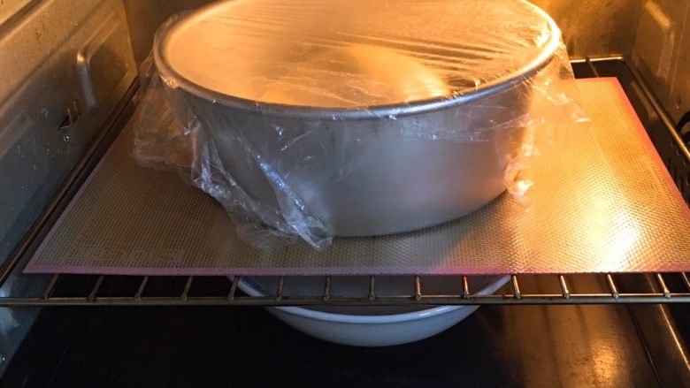 蔓越梅吐司面包,烤箱发酵档，模具送入烤箱，底部放热水。发酵时间60分钟。