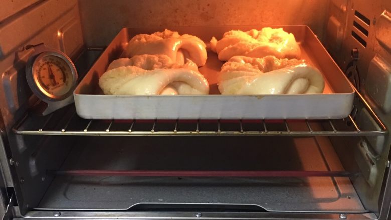 椰蓉叶子面包,烤箱预热至180度，金盘送入烤箱烤制20分钟。