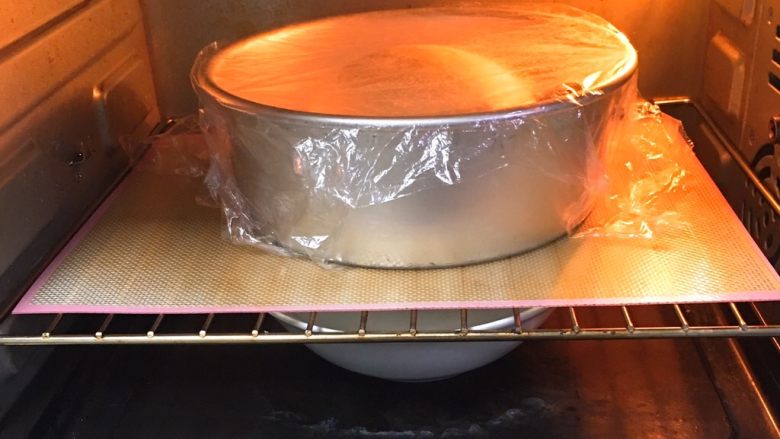 椰蓉叶子面包,烤箱发酵档，模具送入烤箱发酵60分钟，底部放一碗热水。