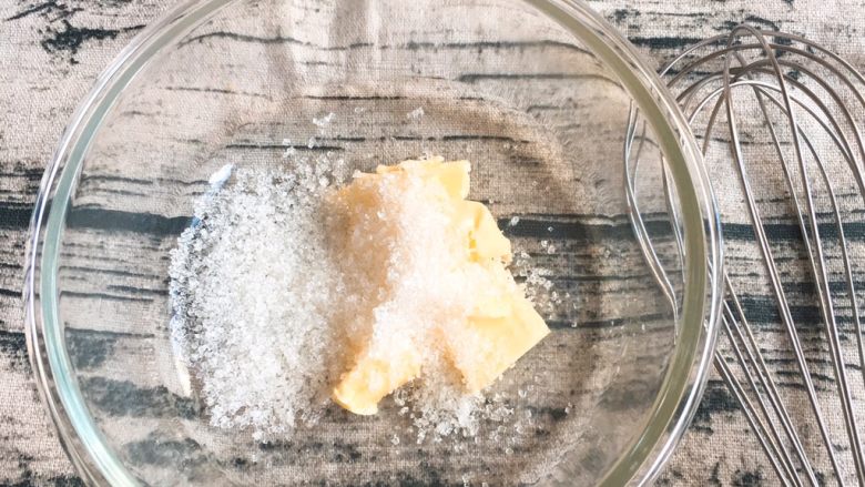 椰蓉叶子面包,黄油和细砂糖放入玻璃碗中。