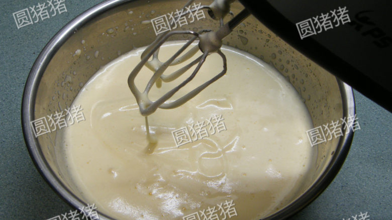 抹茶蜜红豆蛋糕,全蛋3颗加砂糖隔水加热至体温（38度）用打蛋器中速打发至色转浅白，提起蛋液可写8字并在几秒内消失。