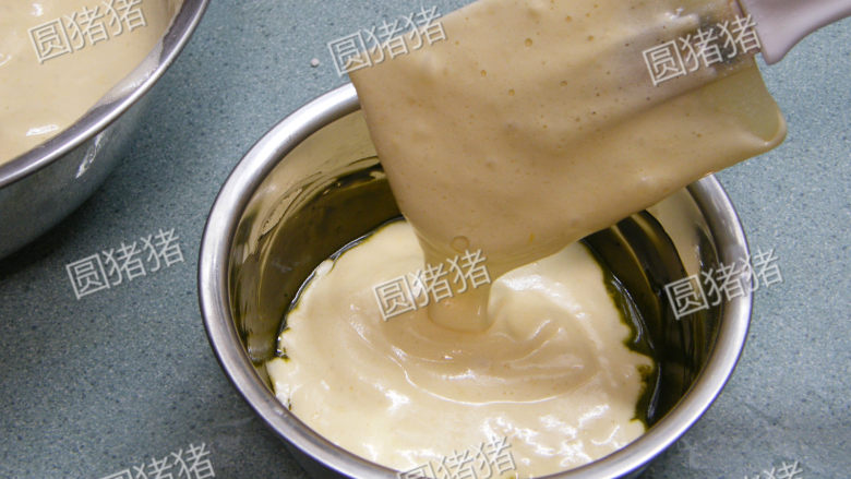 抹茶蜜红豆蛋糕,取1/5部分面粉糊放入黄油抹茶糊内，翻拌均匀。