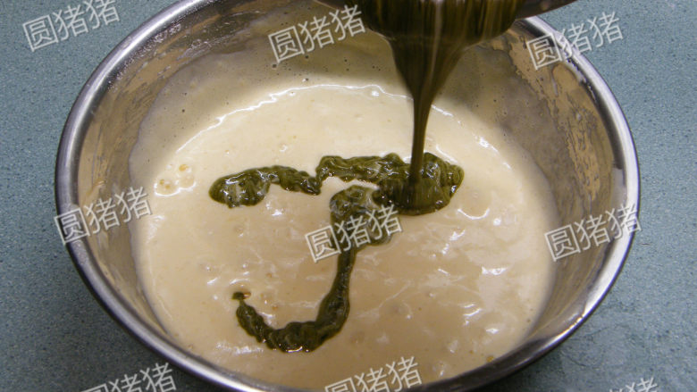抹茶蜜红豆蛋糕,将(过程4)倒入面粉糊内翻拌均匀。