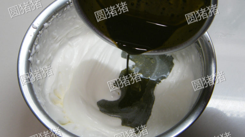 抹茶蜜红豆蛋糕,将冲好的抹茶水倒入打发鲜奶油中,用橡皮刮刀拌匀。