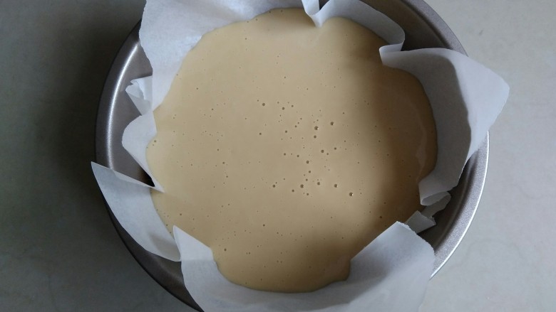 红糖红枣发糕,为方便脱模，把油纸铺在模具里，将面糊倒入。
