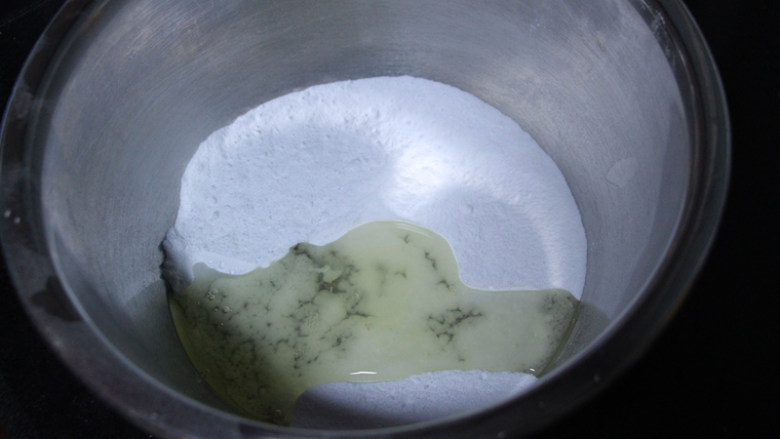 卡士达马卡龙,先来制作A面糊，将糖粉和老化蛋清混合，老化蛋清的制作，将蛋白装入无水无油的容器里，盖上保鲜膜冷藏三天最佳。