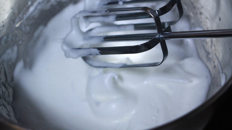卡士达马卡龙,C中的蛋白，蛋白粉，混合，将白砂糖分三次加入蛋白，打发到硬挺。此时步骤3的糖水也刚刚熬到118度，将糖水缓缓倒入这一步打发好的蛋清里，边倒边高速打发。