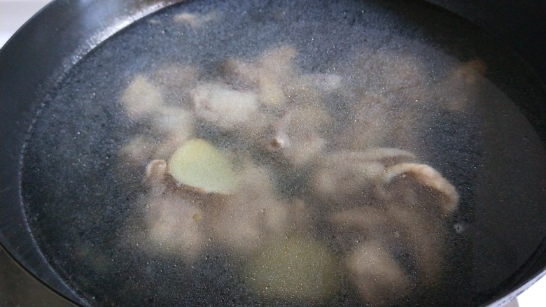 新文美食  清爽土豆粉,先把鸡块洗干净，锅中放适量油放入两片姜炒香，倒入鸡块翻炒，倒入适量料酒炒均匀，加入一锅水烧开后，撇去浮油。