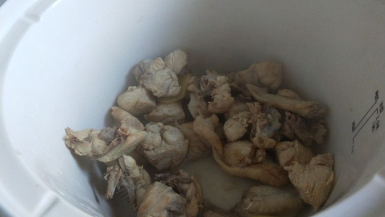 新文美食  清爽土豆粉,把鸡块捞出来放入砂锅，在把锅中汤倒入锅中。
