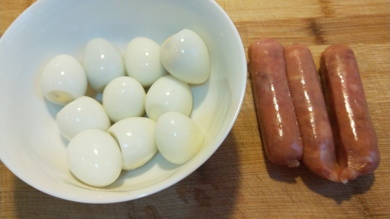 新文美食  清爽土豆粉,鹌鹑蛋去皮，香肠切片。