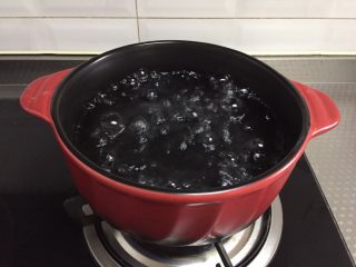 红糖山药粥,锅中倒入稍多清水，烧开