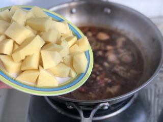 土豆的101种吃法➕家常土豆烧鸡腿,加入土豆块
