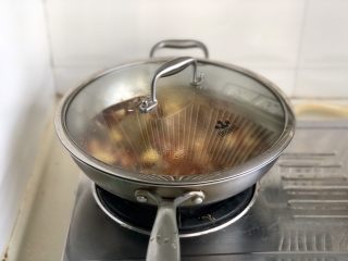 土豆的101种吃法➕家常土豆烧鸡腿,搅拌一下，煮开后，转小火，炖煮约15到20分钟
