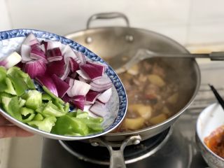 土豆的101种吃法➕家常土豆烧鸡腿,转中大火，加入洋葱青椒