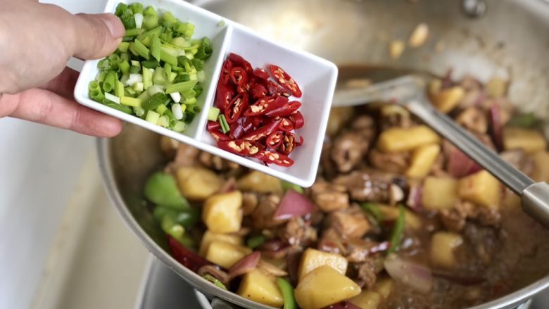 土豆的101种吃法➕家常土豆烧鸡腿,汤汁收的差不多了，加入小米椒，翻炒均匀