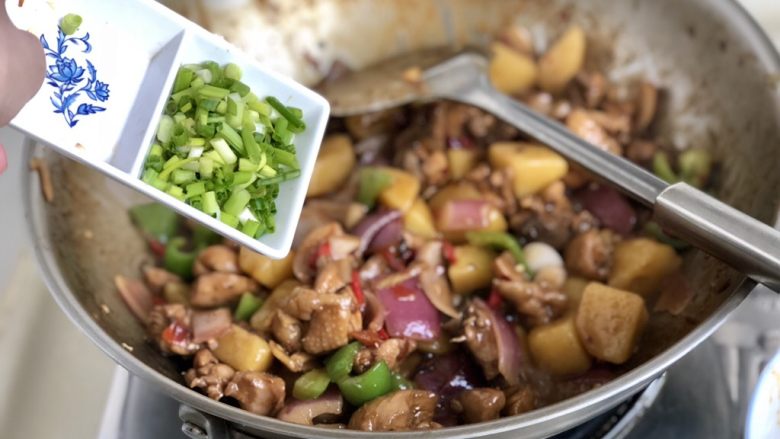 土豆的101种吃法➕家常土豆烧鸡腿,继续收汁到满意的程度，出锅前洒上葱末，即可。