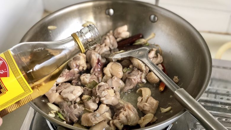 土豆的101种吃法➕家常土豆烧鸡腿,淋入少许料酒翻炒去腥