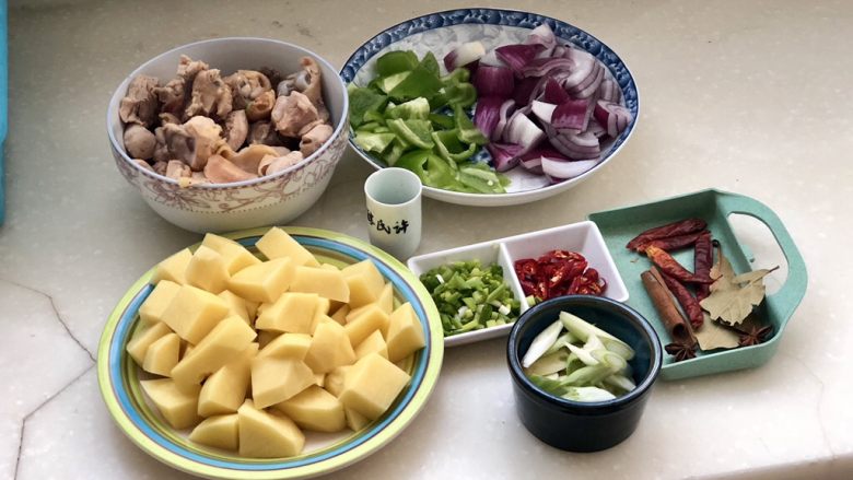 土豆的101种吃法➕家常土豆烧鸡腿,全部食材准备好。开始炒制吧