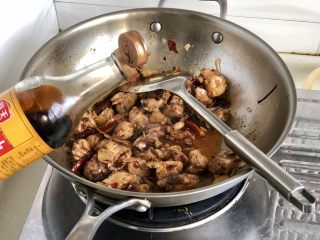 土豆的101种吃法➕家常土豆烧鸡腿,加入一小勺老抽，翻炒上色