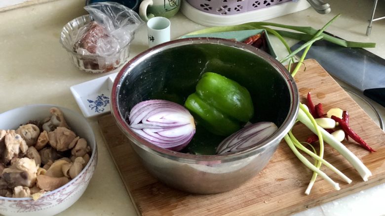 土豆的101种吃法➕家常土豆烧鸡腿,青椒去蒂去籽，洋葱去外皮，清洗备用