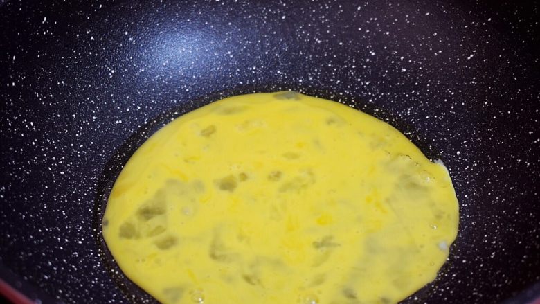 炒河粉,锅中倒入适量的食用油烧热，倒入鸡蛋液