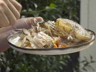 泰式咖喱蟹,螃蟹切口处沾生粉，放入油锅稍微炸制，捞出