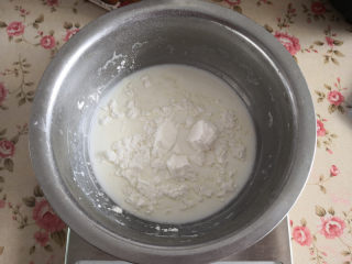 牛奶椰丝小方,然后取80克牛奶加入玉米淀粉，