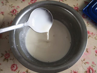 牛奶椰丝小方,搅拌均匀至无干粉，