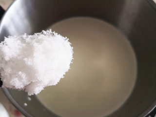 牛奶椰丝小方,剩余牛奶加入淡奶油，再加入细砂糖用小锅加热，边加热边搅拌