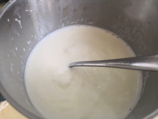 牛奶椰丝小方,至牛奶沸腾，