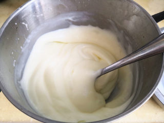 牛奶椰丝小方,动作要快，液体会慢慢变浓稠，搅拌到均匀细腻就可以了，关火，