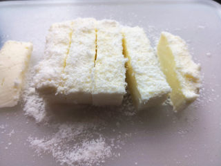 牛奶椰丝小方,切板上铺一层椰蓉，取出来，切成适当的小块，
