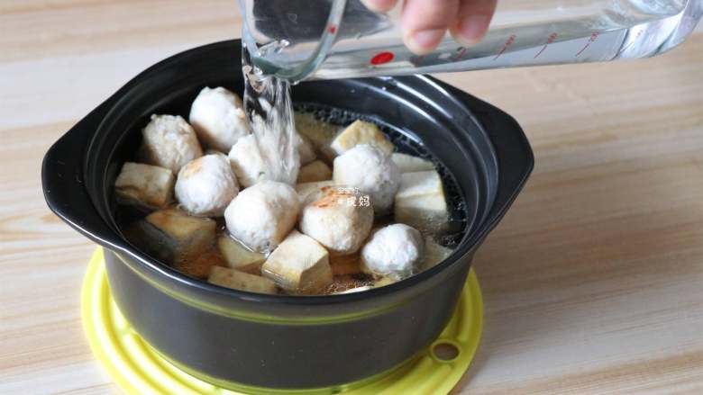 肉丸豆腐砂锅煲,倒入适量热开水；