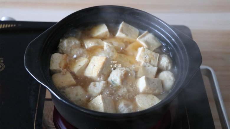 肉丸豆腐砂锅煲,加热炖煮3-5分钟；
