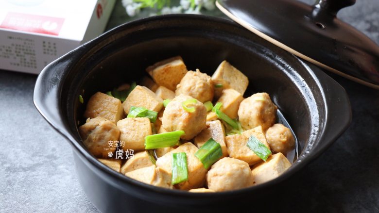 肉丸豆腐砂锅煲,成品，香喷喷，美味下饭做法简单。