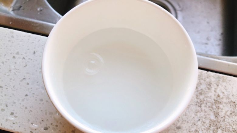 虾皮蒸蛋-1岁以上宝宝辅食,烧一壶开水，倒入三分之一碗的水。（用开水可以蒸的更细腻，不会有气泡）