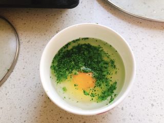虾皮蒸蛋-1岁以上宝宝辅食,打入鸡蛋，放入切碎的西兰花。（只取叶子部份，不要梗）