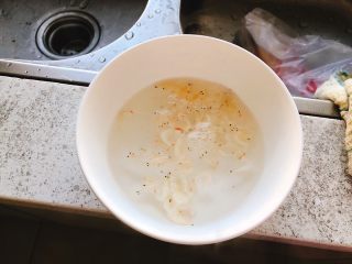 虾皮蒸蛋-1岁以上宝宝辅食,再拿一个碗，抓一点虾皮进去，倒入开水泡1分钟。