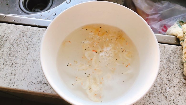虾皮蒸蛋-1岁以上宝宝辅食,再拿一个碗，抓一点虾皮进去，倒入开水泡1分钟。