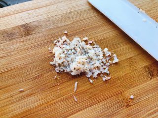 虾皮蒸蛋-1岁以上宝宝辅食,捞出虾皮并切碎。