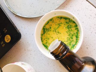 虾皮蒸蛋-1岁以上宝宝辅食,加入少许茶油，以防西兰花变黄。