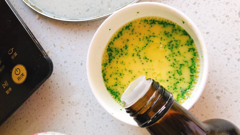 虾皮蒸蛋-1岁以上宝宝辅食,加入少许茶油，以防西兰花变黄。