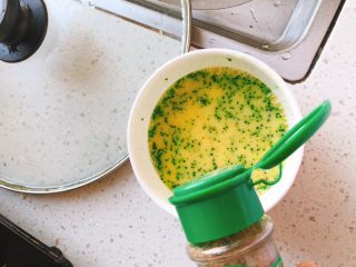 虾皮蒸蛋-1岁以上宝宝辅食,撒入少许椒盐。