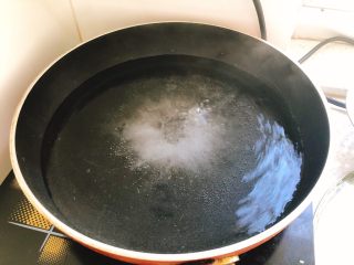 虾皮蒸蛋-1岁以上宝宝辅食,锅里装水烧到开。