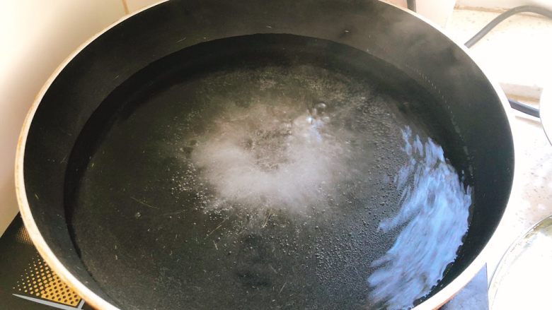 虾皮蒸蛋-1岁以上宝宝辅食,锅里装水烧到开。