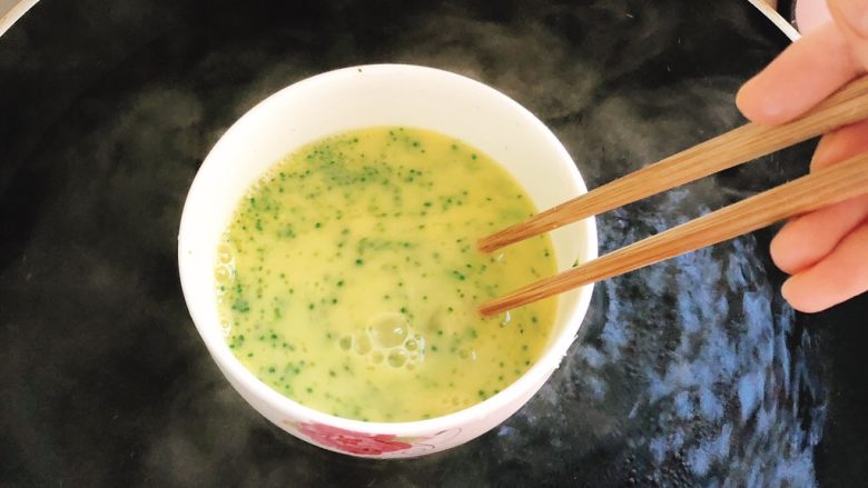虾皮蒸蛋-1岁以上宝宝辅食,放入锅中后需用筷子搅拌均匀。（锅里的水一定需是冒泡状态，否则蒸熟后会有蛋白沉底）