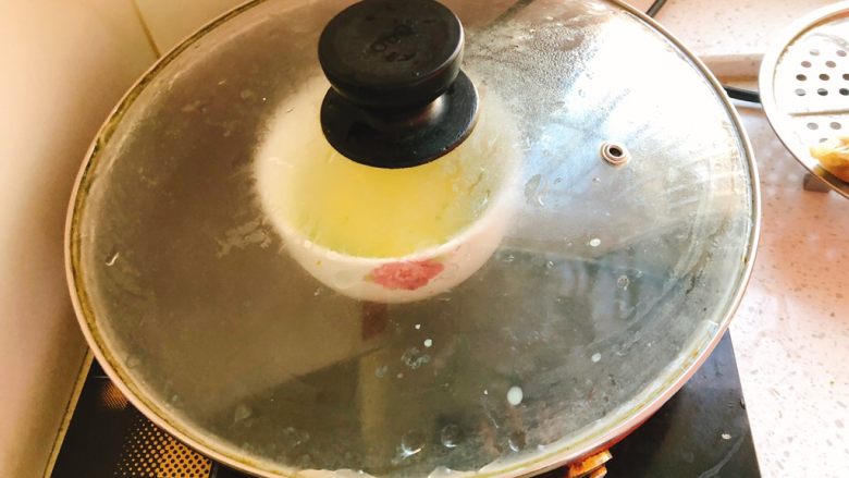 虾皮蒸蛋-1岁以上宝宝辅食,盖上锅盖蒸10分钟。