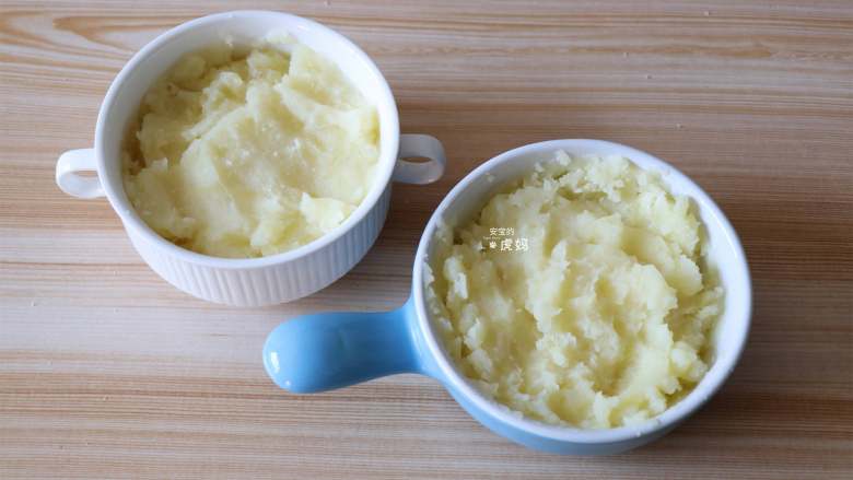 金枪鱼肠焗土豆泥,蒸熟的土豆放入碗内用勺子压成泥；