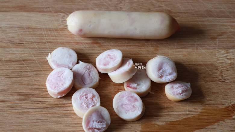 金枪鱼肠焗土豆泥,烤好的金枪鱼儿童香肠冷却至不烫手后切成片；
