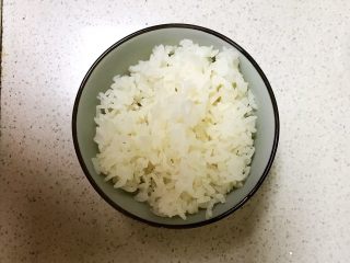 虾仁玉米笋丁炒饭,热米饭一碗